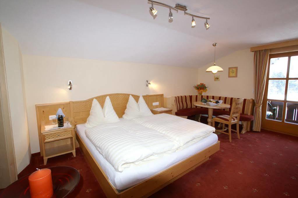 Hotel Chalets Grosslehen Fieberbrunn Buitenkant foto